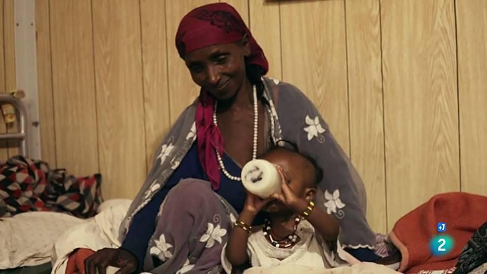 Madre con su bebé durante una atención sanitaria